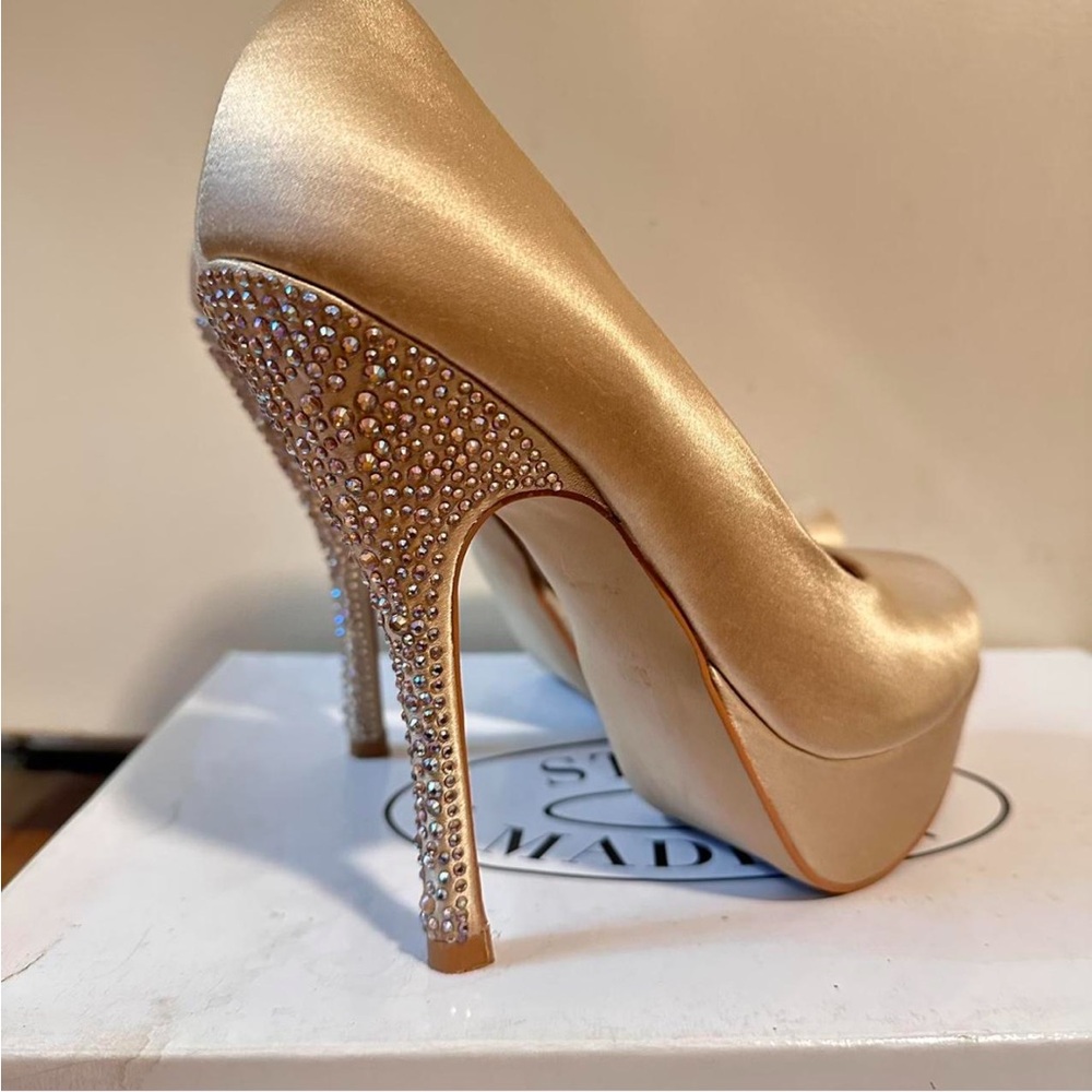 Steve Madden Rare 2011 Shimmering Nude Satin Rhinestone stiletto pumps